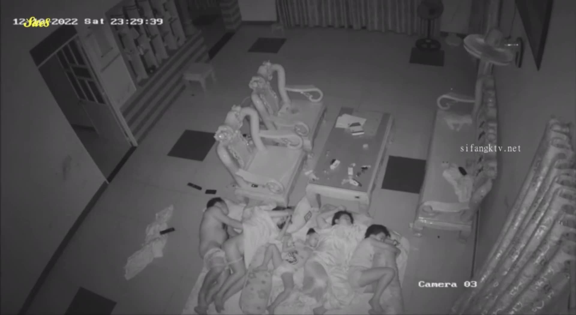 家庭监控夫妻带孩子睡觉