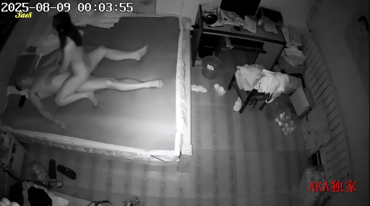 监控泄密儿子外出务工老爹和媳妇睡一起了
