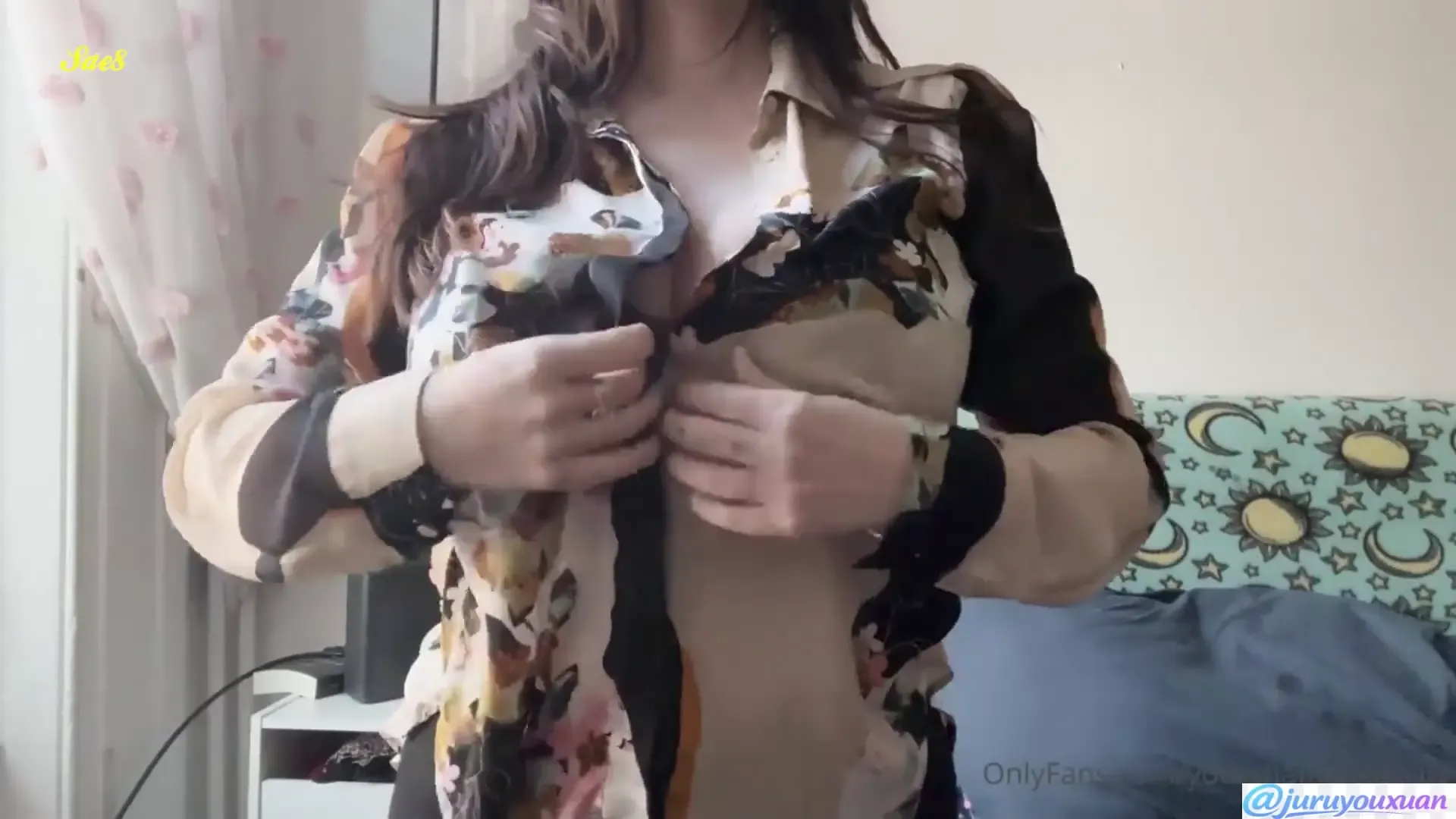 娇小身躯衬衣下藏着一对核弹爆乳