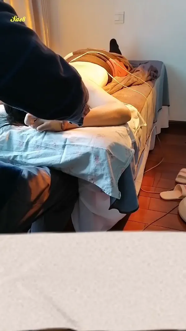 老中医骚宝邻居少妇过来针灸理疗