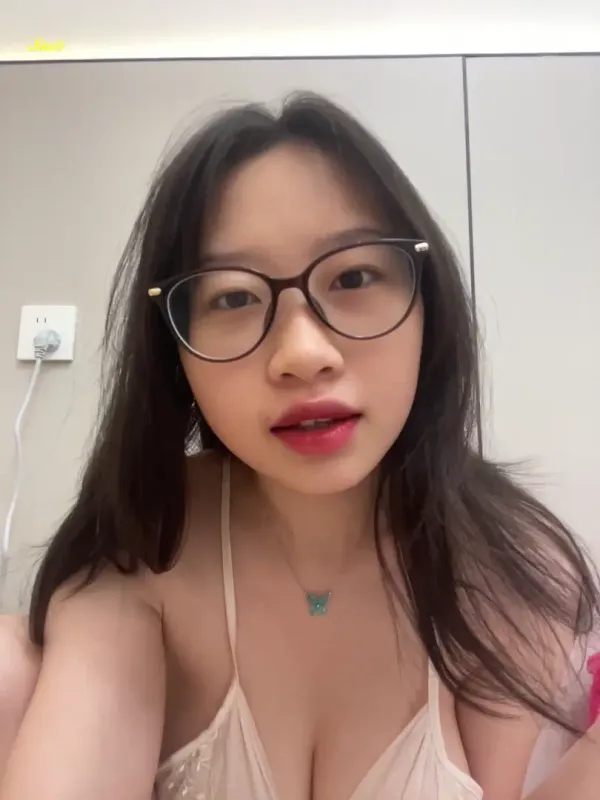广东乳神反差眼镜巨乳佛山妹juju0616最新直播合集1