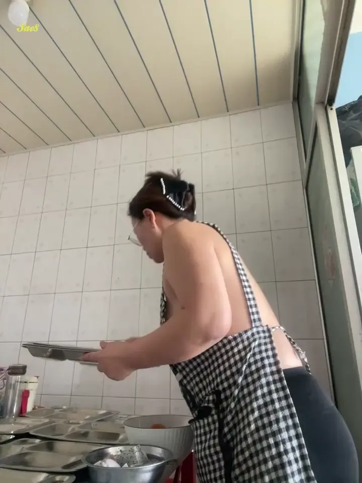 快手巨乳熟女留守大姨做家务露奶