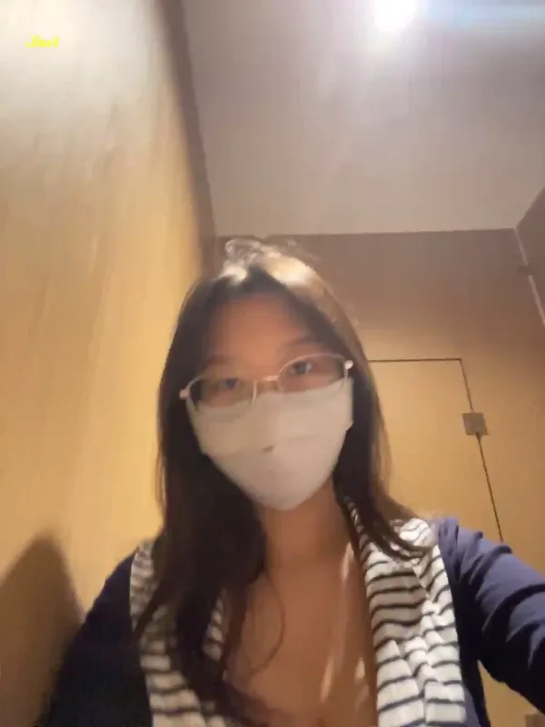 广东乳神反差眼镜巨乳佛山妹juju0616学校女厕自拍2